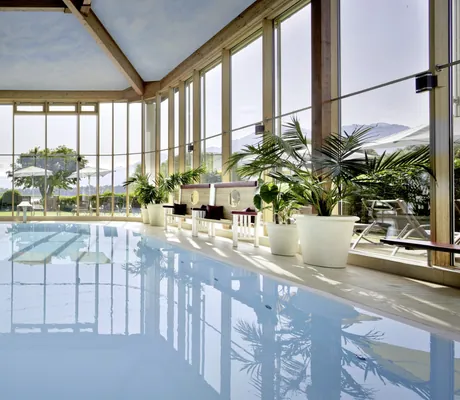 Indoorpool des Hotel Sommer mit Blick in den Garten