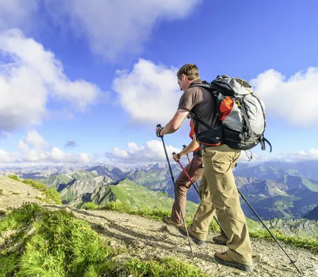 zwei Wanderer auf einem Berg in der Nähe des Hotel Sommer