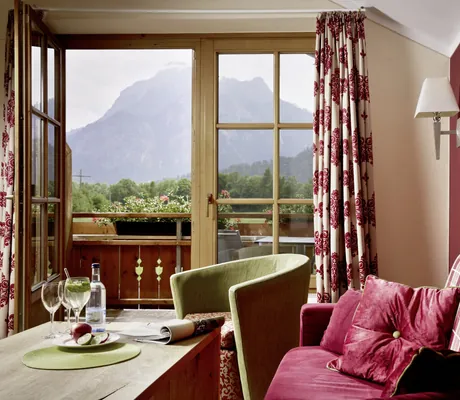 Ausschnitt eines Zimmers des Hotel Sommer mit Blick auf die Berge