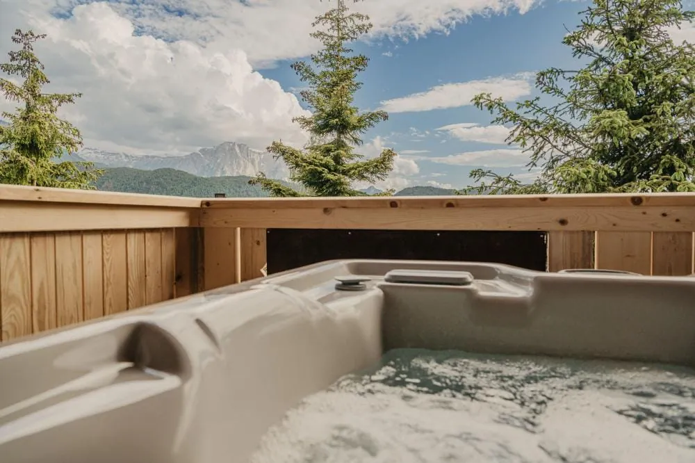 Whirlpool auf der Terrasse des Baumchalet mit Blick auf die Dolomiten