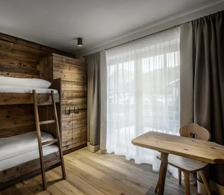 rustikales Schlafzimmer eines der Liondes Chalets mit Stockbett