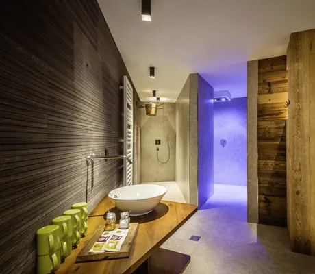 Blick in eines der Private Spas der Liondes Chalets mit Sauna und großer Dusche