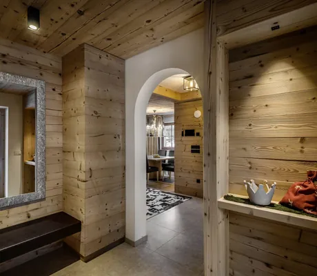 Eingangsbereich eines der Liondes Chalets mit Torbogen und großem Spiegel
