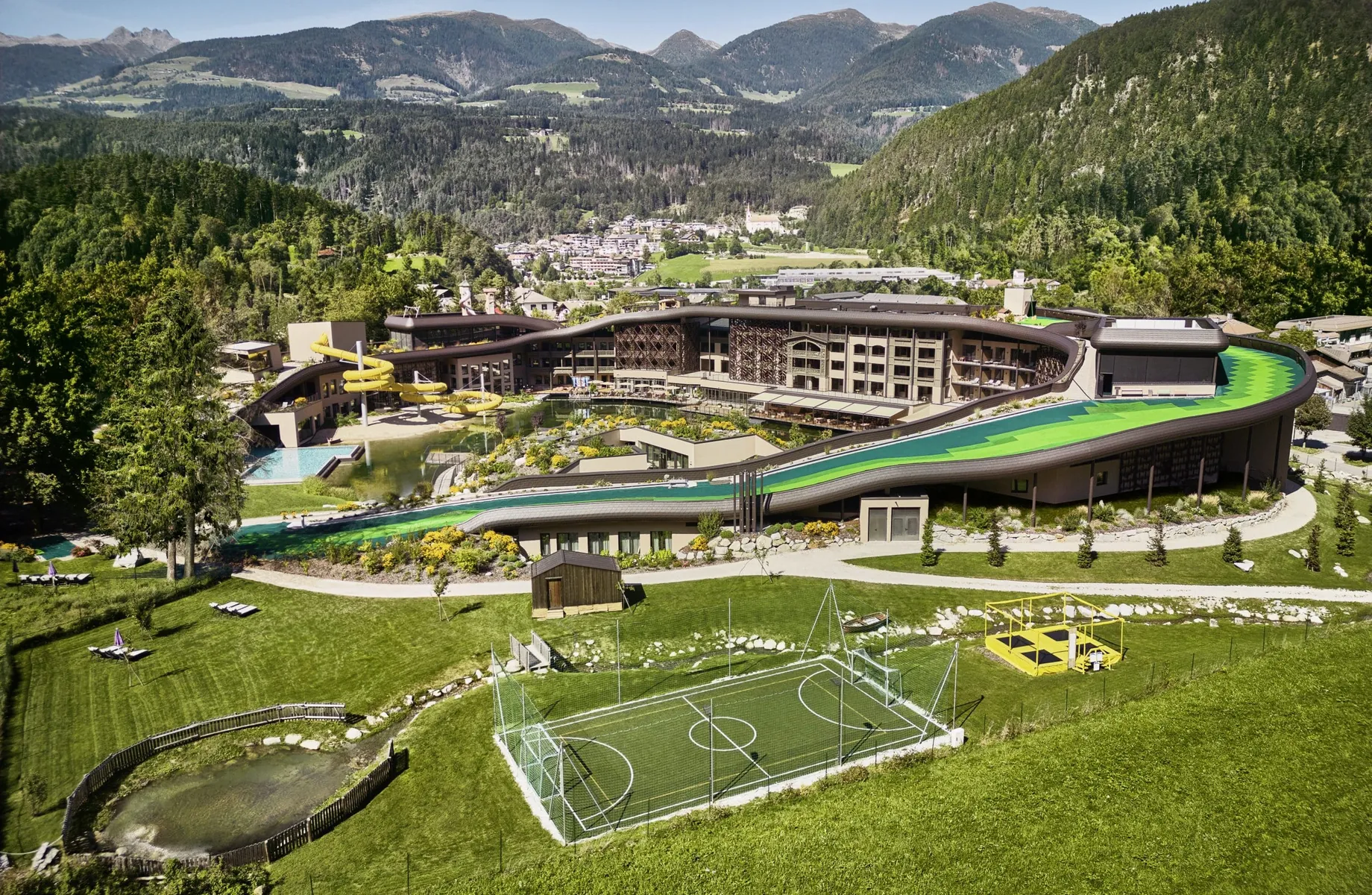 Blick auf die Hotelanlage des Falkensteiner Family Resort Lido mit Sommer Skipiste und Fußballplatz