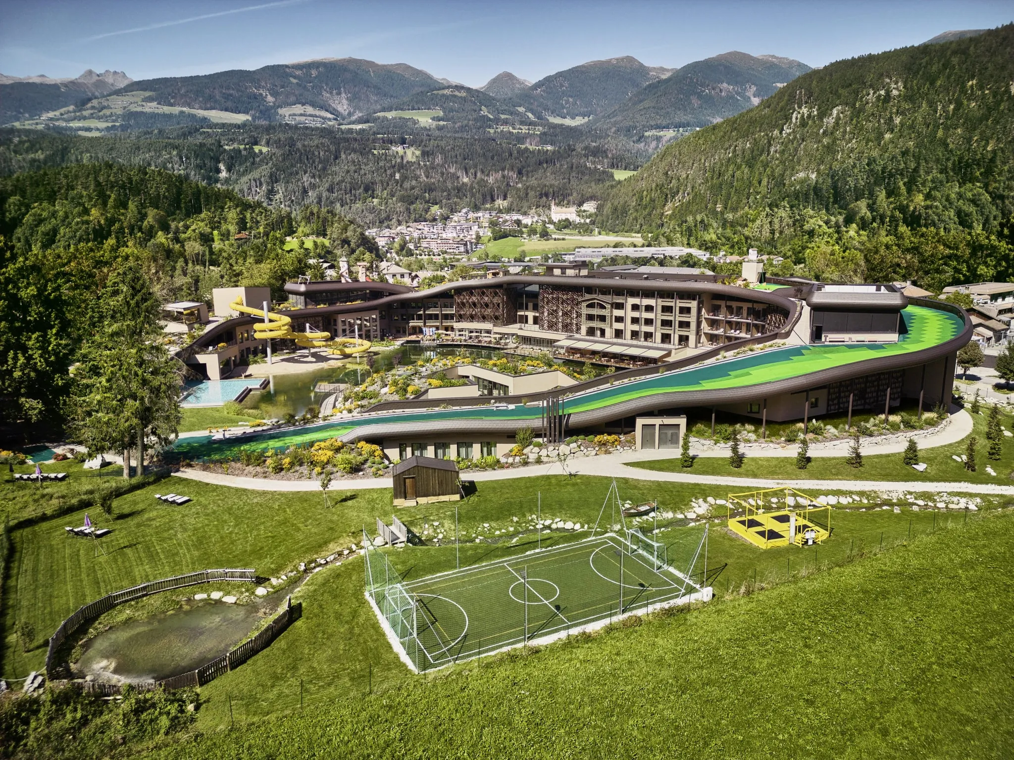 Blick auf die Hotelanlage des Falkensteiner Family Resort Lido mit Sommer Skipiste und Fußballplatz