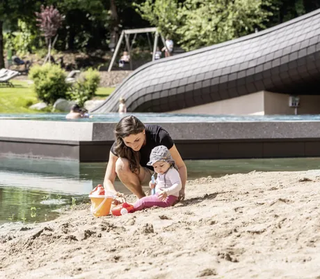 junge Frau mit kleinem Kind am Sandstrand des Falkensteiner Family Resort Lido