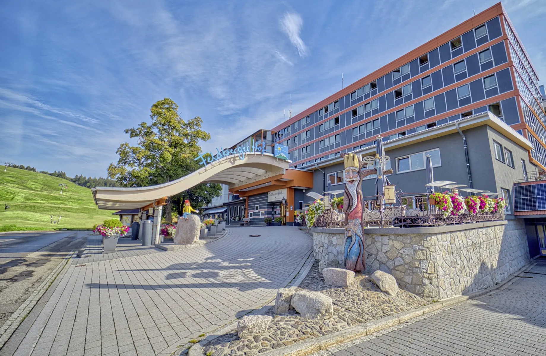Blick auf die Fassade des Familotel Feldberger Hof