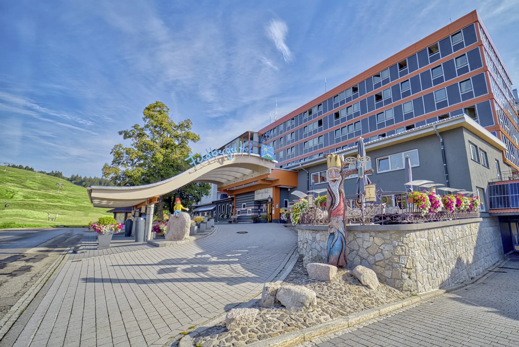 Blick auf die Fassade des Familotel Feldberger Hof