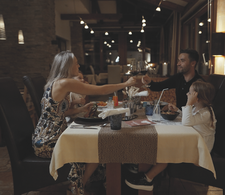 Familie mit zwei Kindern sitzt im Restaurant des Bauernhof Hotel Oberschwarzach und isst zu Abend