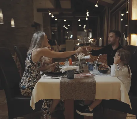 Familie mit zwei Kindern sitzt im Restaurant des Bauernhof Hotel Oberschwarzach und isst zu Abend