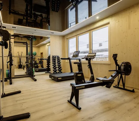 Fitnessraum im Bauernhof Hotel Oberschwarzach mit Spiegeldecke und Fitnessgeräten