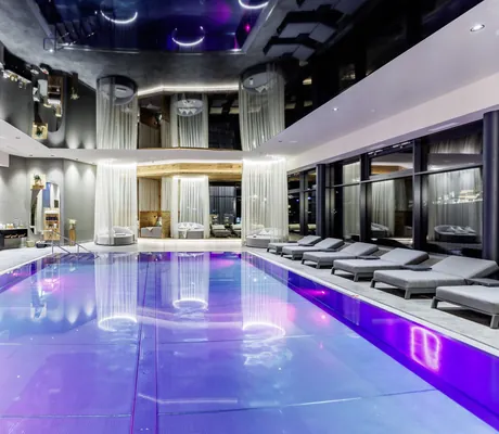 Indoorpool im Bauernhof Hotel Oberschwarzach mit Ruhebereich mit Vorhängen