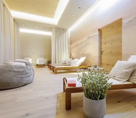 Ruhebereich im Bauernhof Hotel Oberschwarzach miz Holzliegen und grauen Liegesäcken