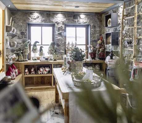 Shop im Bauernhof Hotel Oberschwarzach mit Steinmauern verschiedenen Accessoires