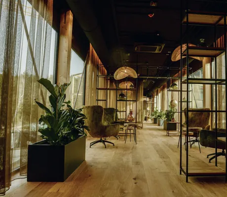 Blick in die Business Lounge Bruck des Ulrichshof mit gelb-grünen Sesseln