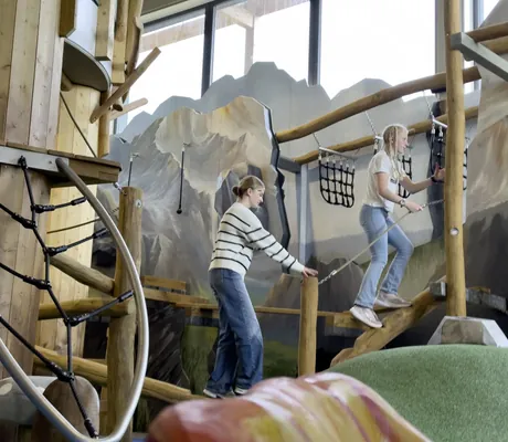 zwei Mädchen im Kletterparadies des Ulrichshof