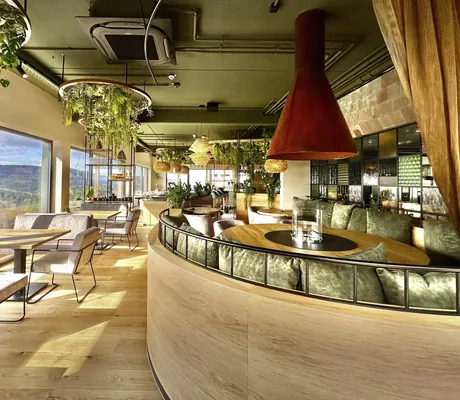 Blick in das Restaurant des Ulrichshof mit Panoramablick