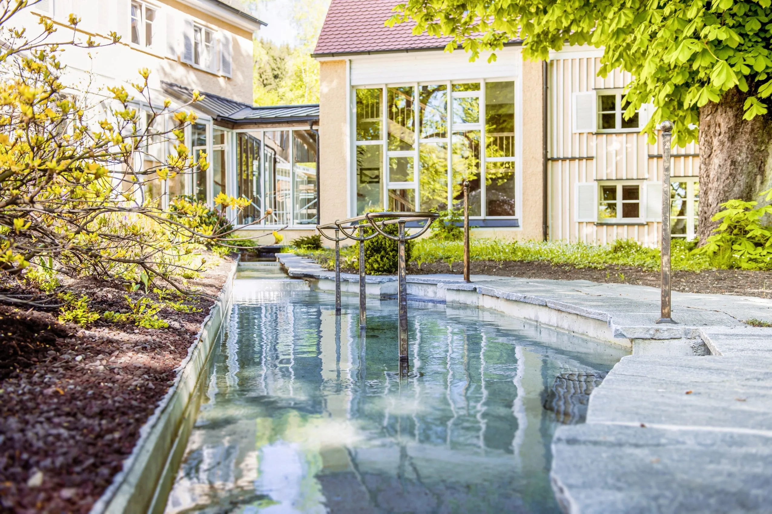 Kneipp-Tretbecken vor dem Bad Clevers Gesundheitsresort & SPA