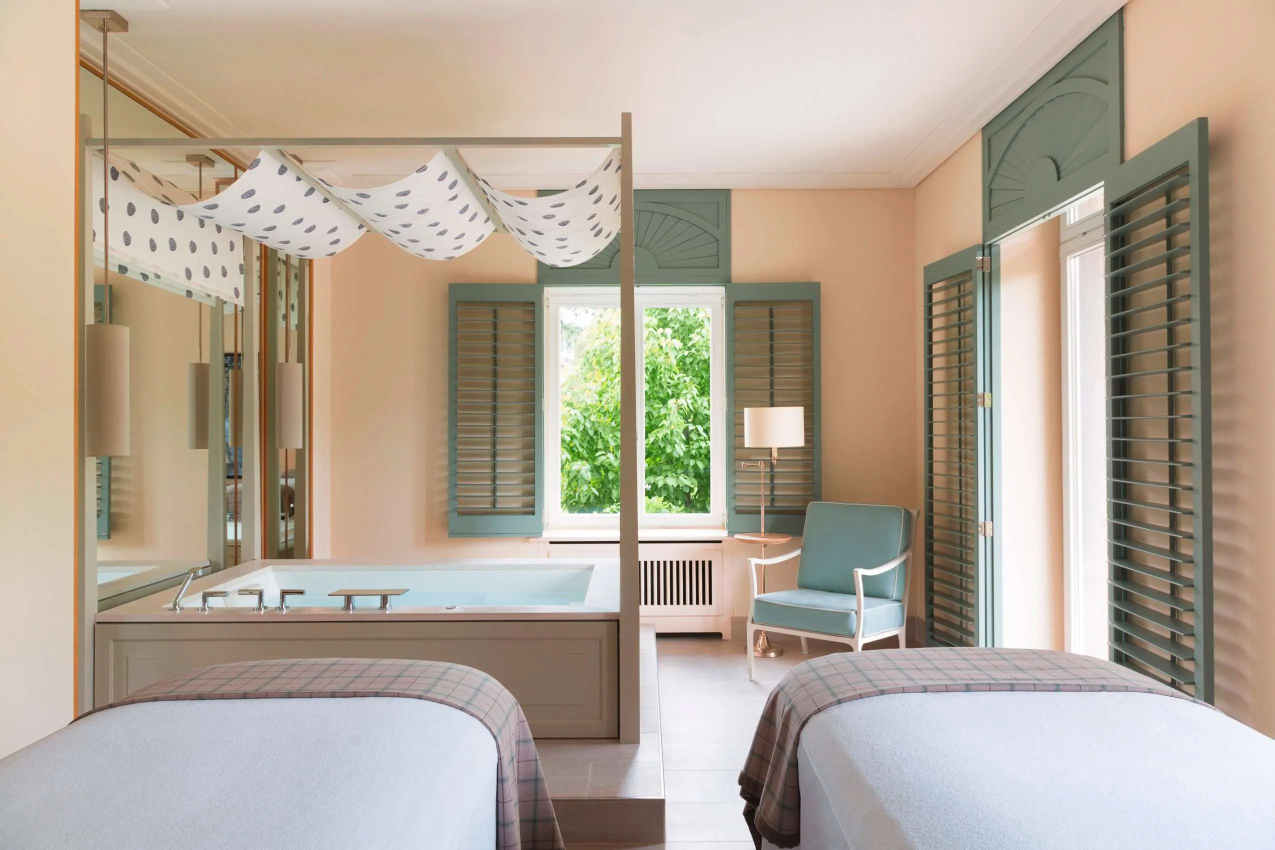 Treatmentraum mit Ruhebetten, Behandlungswanne und Parkblick im Brenners Park Hotel & Spa