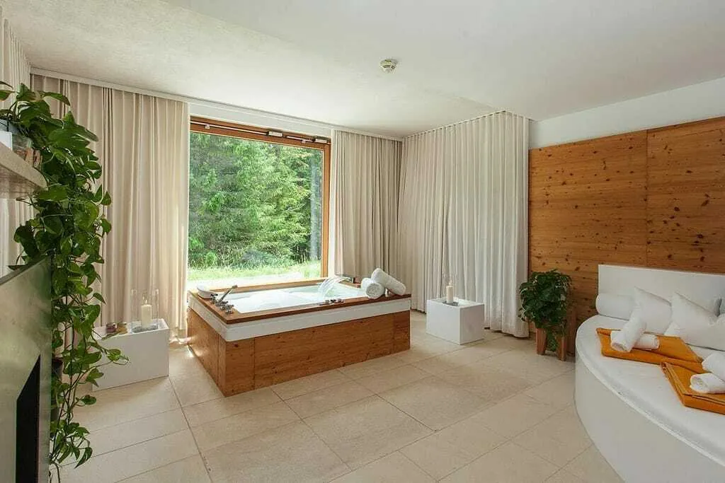Spa Suite mit Badewanne und Panoramafenster im Das Kranzbach