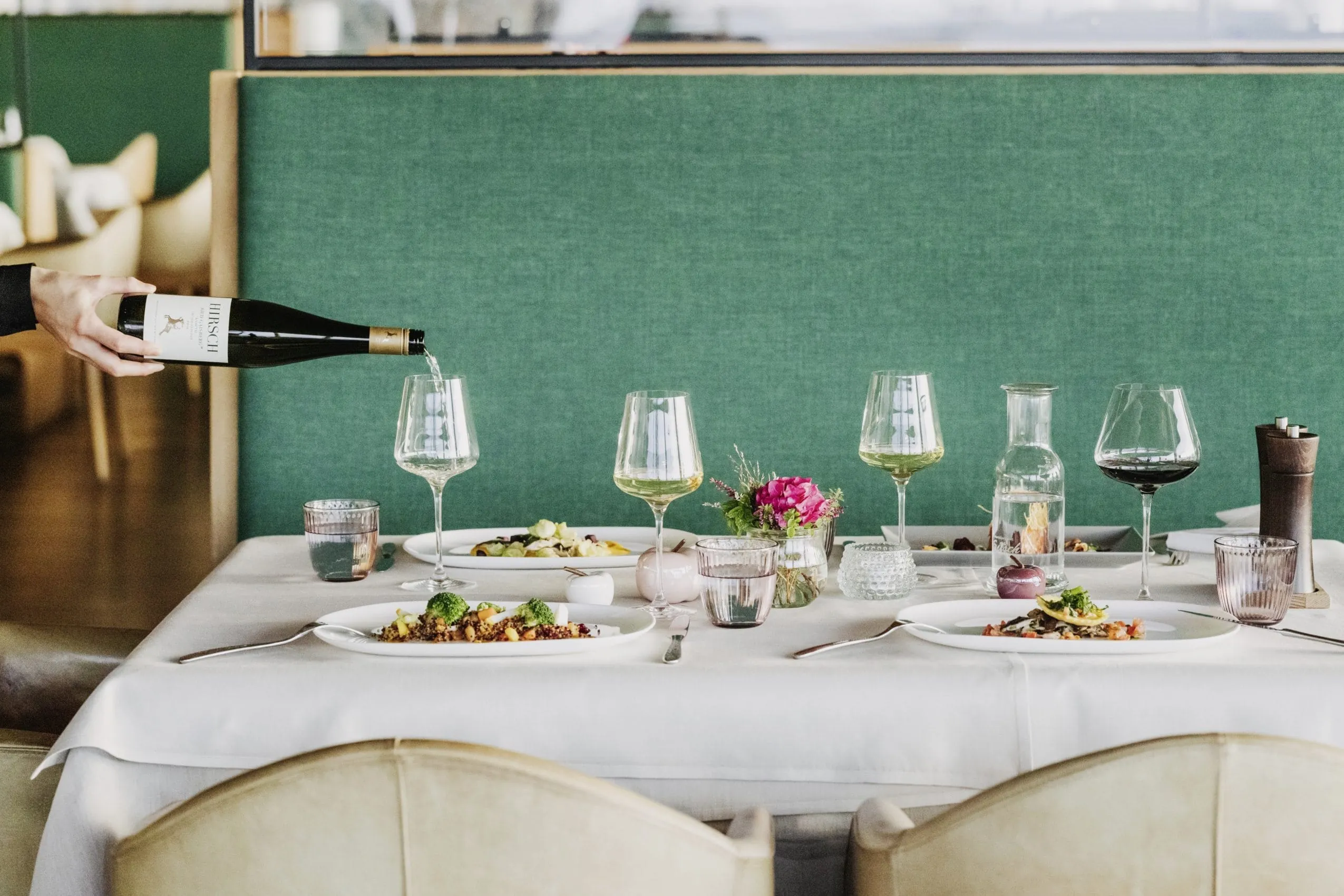 Einladend gedeckter Tisch mit Fitnessgerichten und Weingl&auml;sern im Restaurant des MentalSpa Resort Fritsch am Berg