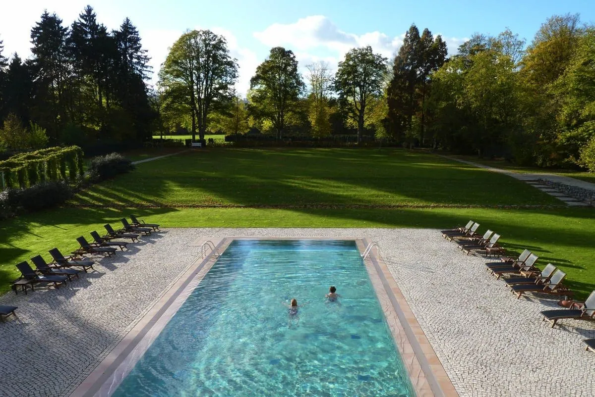 Zwei Frauen schwimmen im Aussenpool des Gr&auml;flicher Park Health Balance Resort