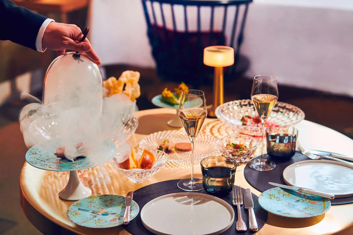 Gedeckter Tisch mit amuse gueule im Restaurant des Grand Resort Bad Ragaz