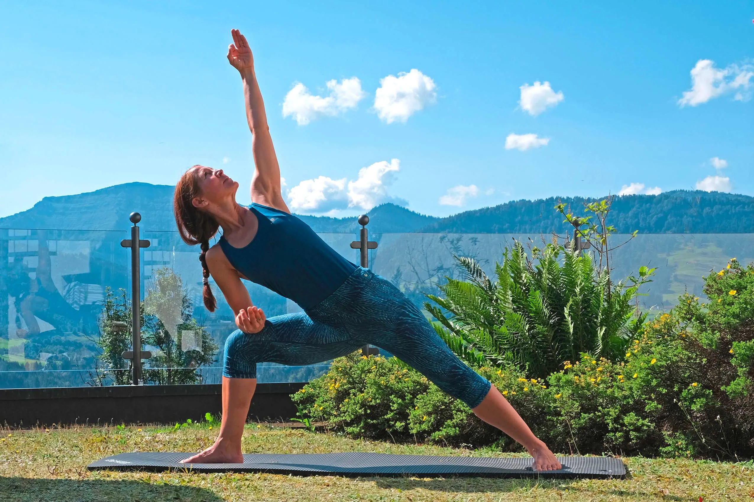 Frau in Yogapose im Hotel Allg&auml;u Sonne