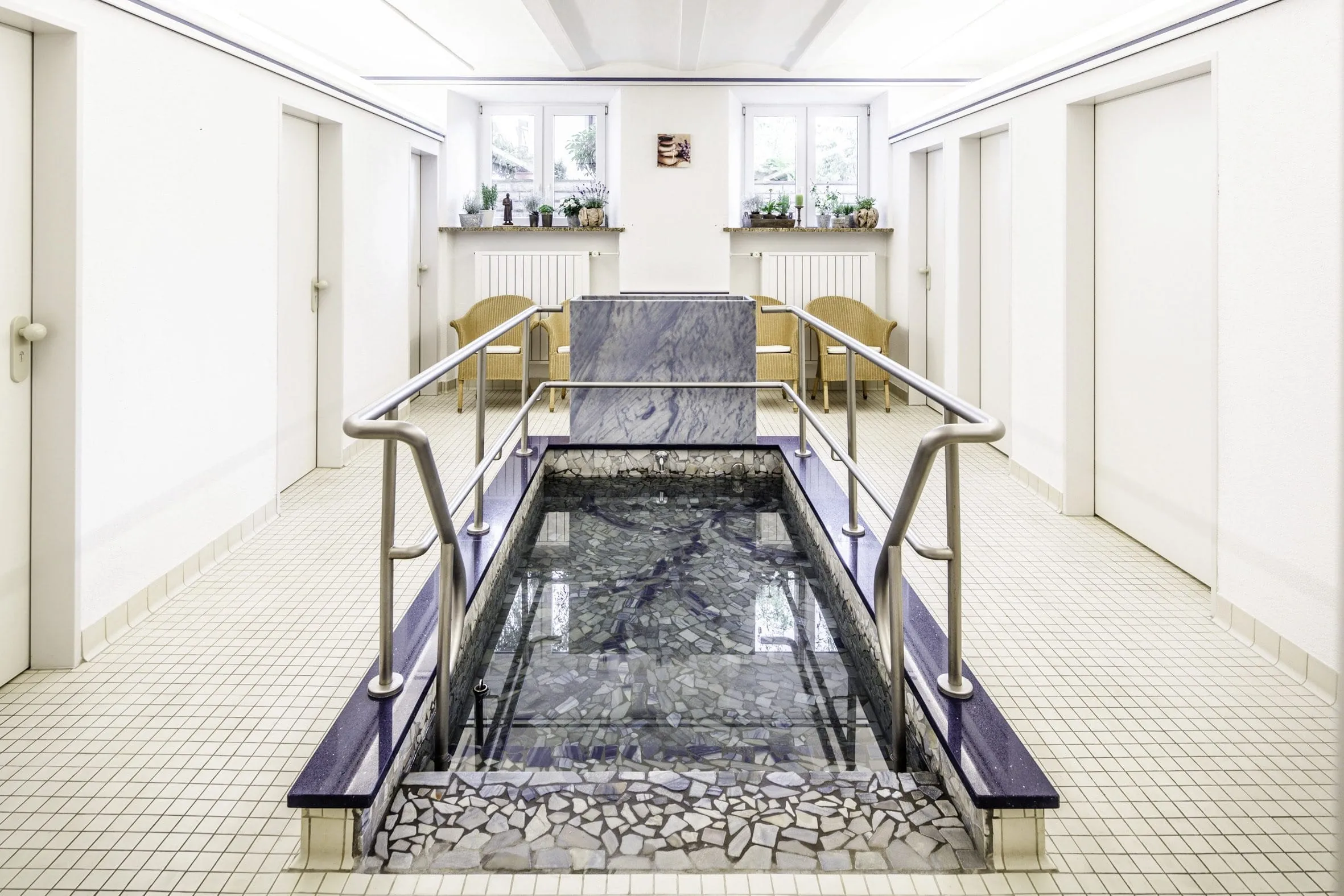 Geflie&szlig;ter Kneippsaal mit Wasserbecken in der KurOase im Kloster