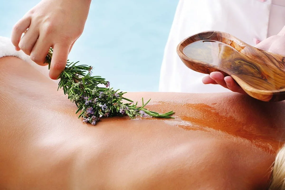 Liegende Frau bei Spa Anwendung mit Lavendelbund und -&ouml;l in der KurOase im Kloster