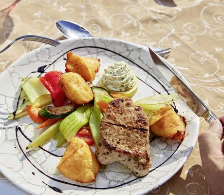 Teller mit Grillgemüse und gebratenem Filet des Hotel Sommer