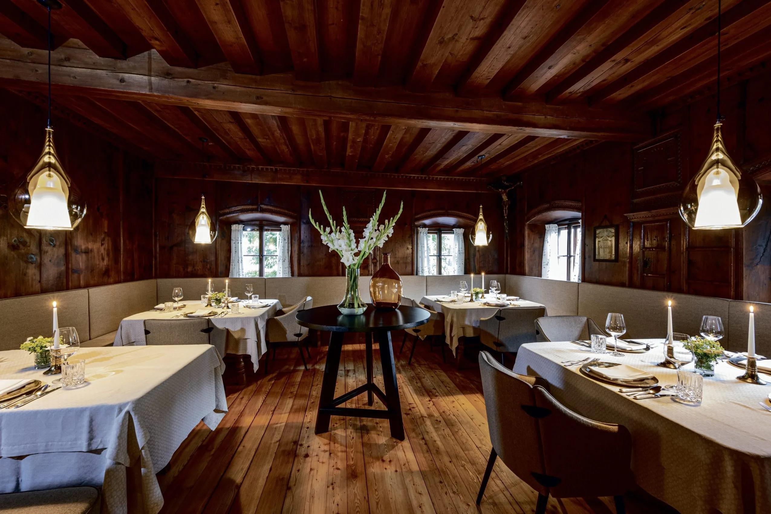 Traditionelle Fuggerstube mit rundem Tisch in der Mitte im B&ouml;glerhof pure nature spa resort