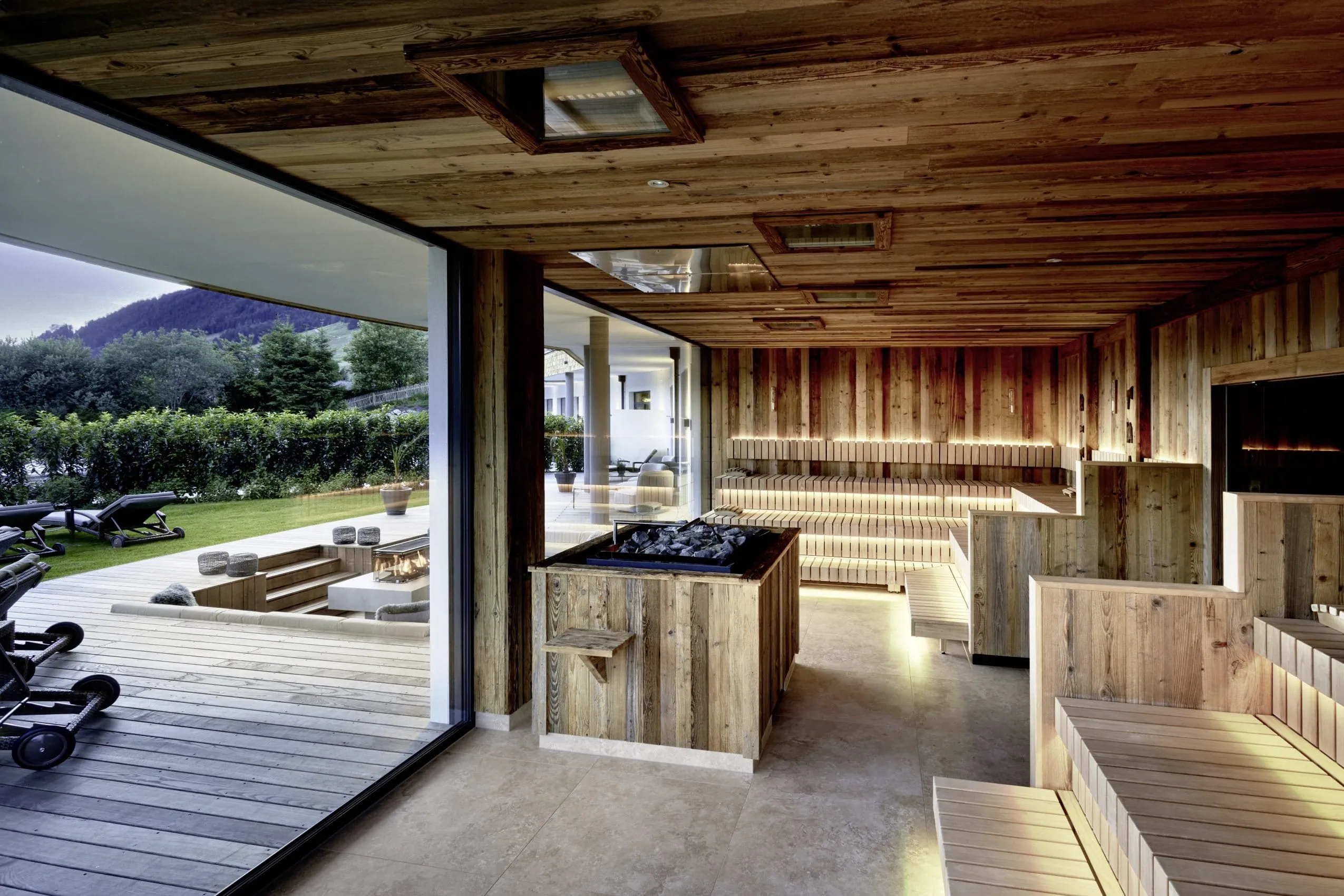 Panoramasauna im B&ouml;glerhof pure nature spa resort mit Blick auf die Terrasse und in den Garten