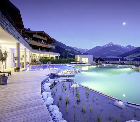 Blick auf den Naturbadeteich des Böglerhof bei Nacht mit Vollmond