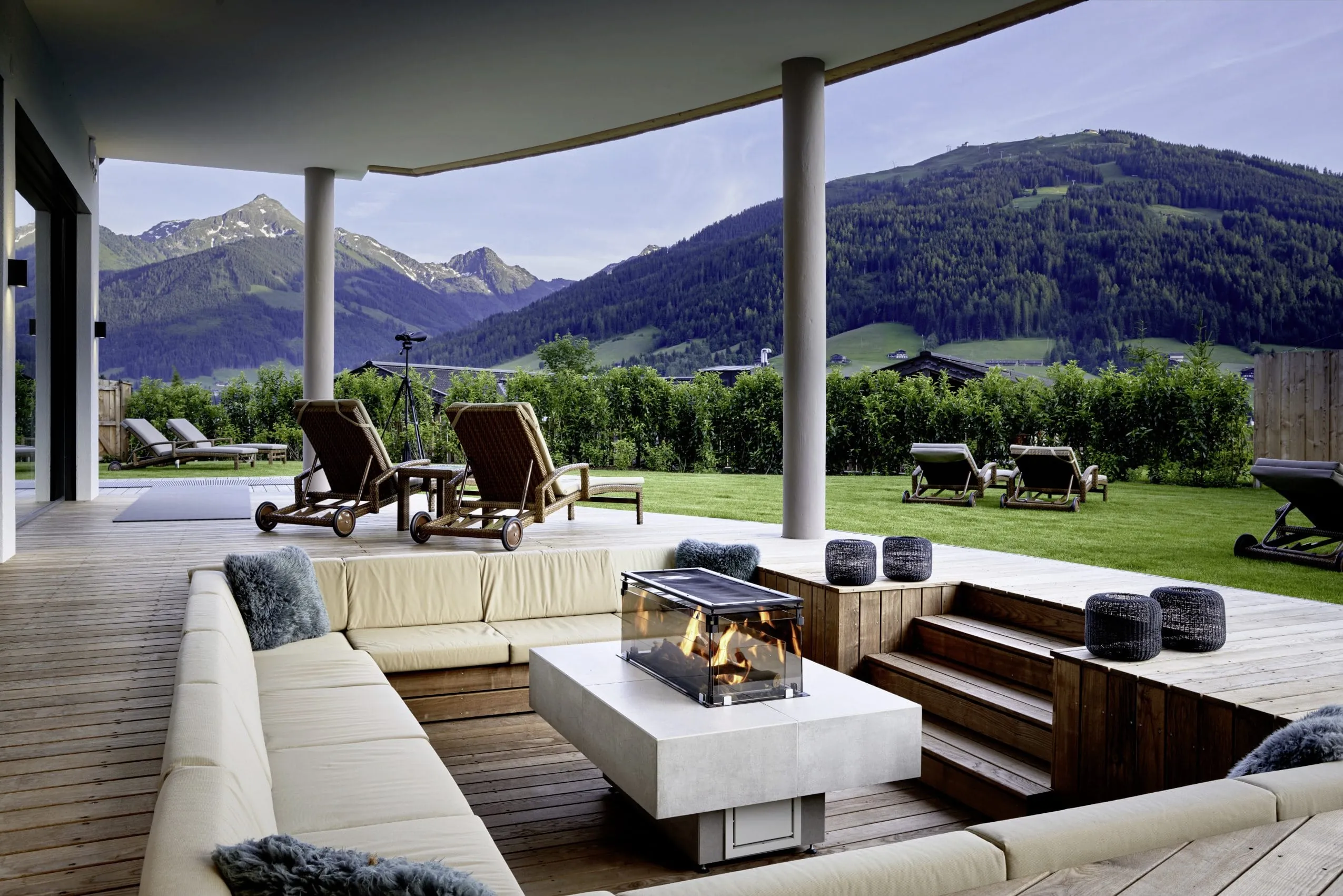 Feuerstelle mit Sitzpolstern auf der Terrasse des Saunabereichs des B&ouml;glerhof pure nature spa resort