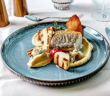 schön angerichtetes Zanderfilet mit Walnuss-Birnenchutney im Das Ahlbeck Hotel & Spa