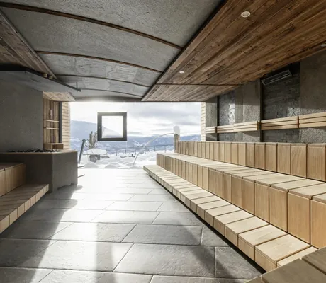 große Panoramasauna im DAS GERSTL Alpine Retreat mit Blick in die Schneelandschaft