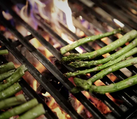 gegrillter Spargel des Holzhotel Forsthofalm