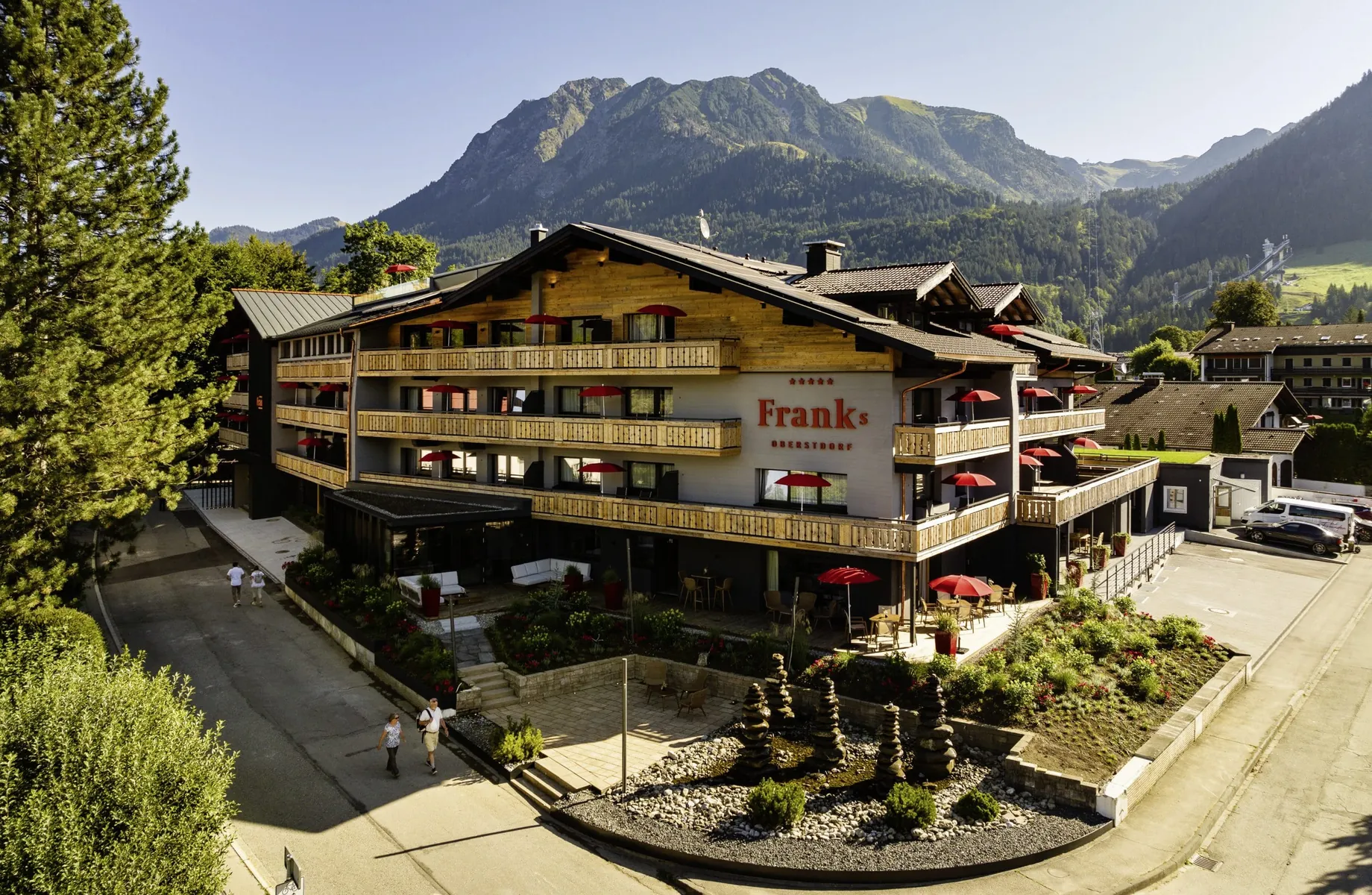 Außenansicht des Hotel Franks mit Bergen im Hintergrund
