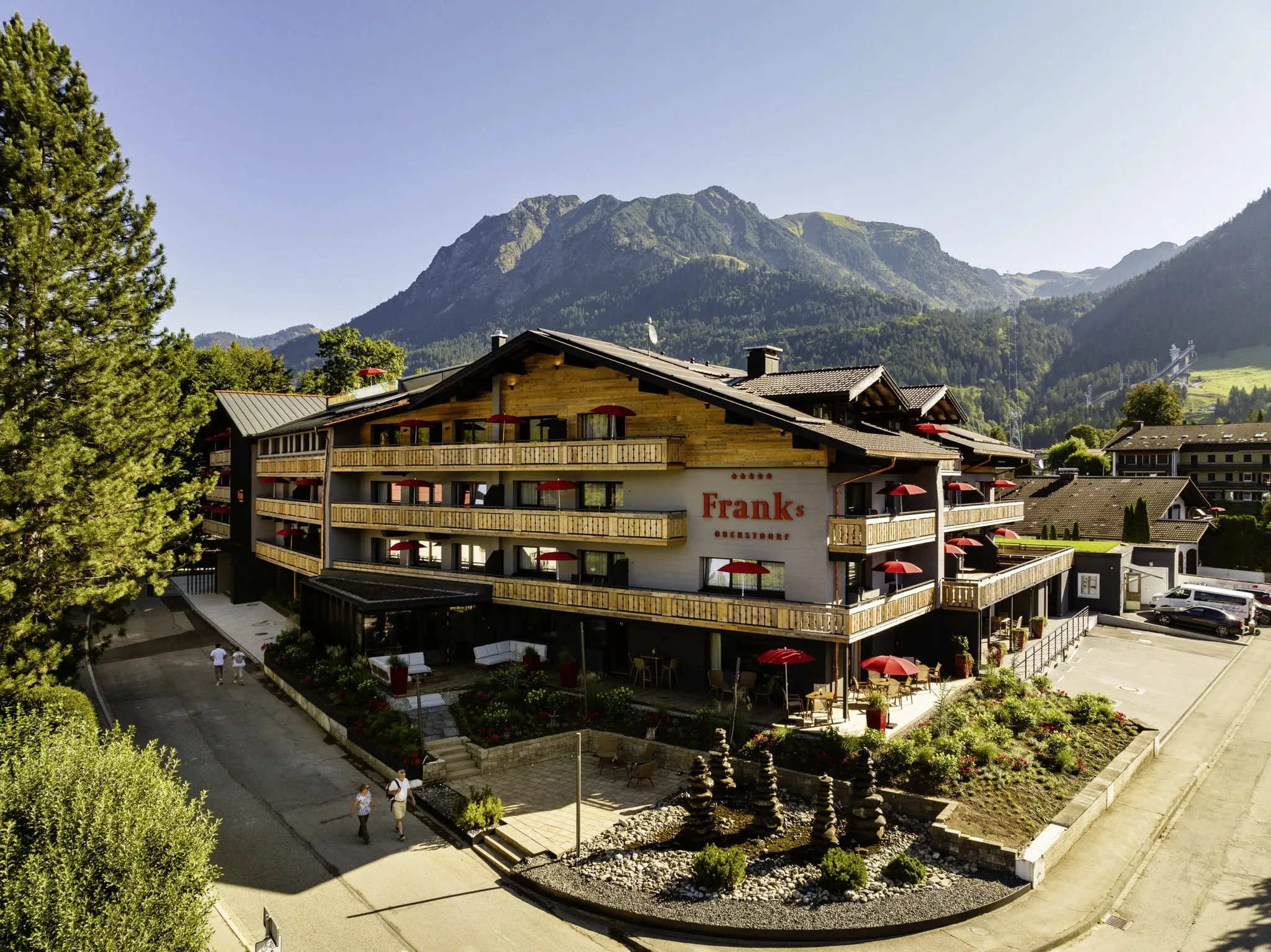 Außenansicht des Hotel Franks mit Bergen im Hintergrund