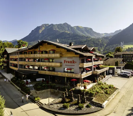 Außenansicht des Hotel Franks mit Bergen im Hintergrund