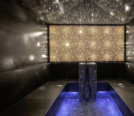 Beleuchetes Dampfbad des Hotel Franks mit Sternenhimmel