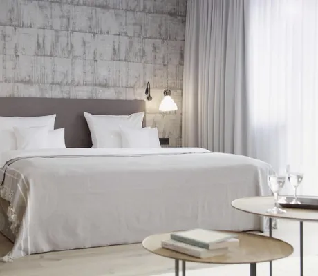 Modernes Familienzimmer in Erd- und Grautönen mit Boxspringbett im Hotel Franks