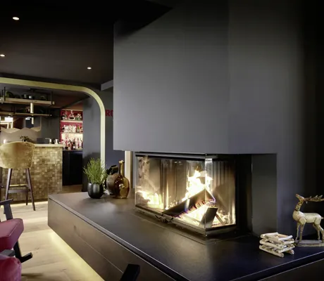 Kaminfeuer in der Bar-Area des Hotel Franks mit Schaukelstühlen