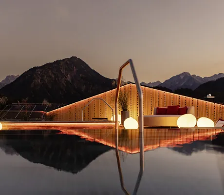 Beleuchteter Rooftop-Spa des Hotel Franks während des Sonnenuntergangs