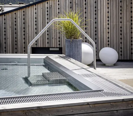 Onsenpool des Hotel Franks mit Bergen im Hintergrund