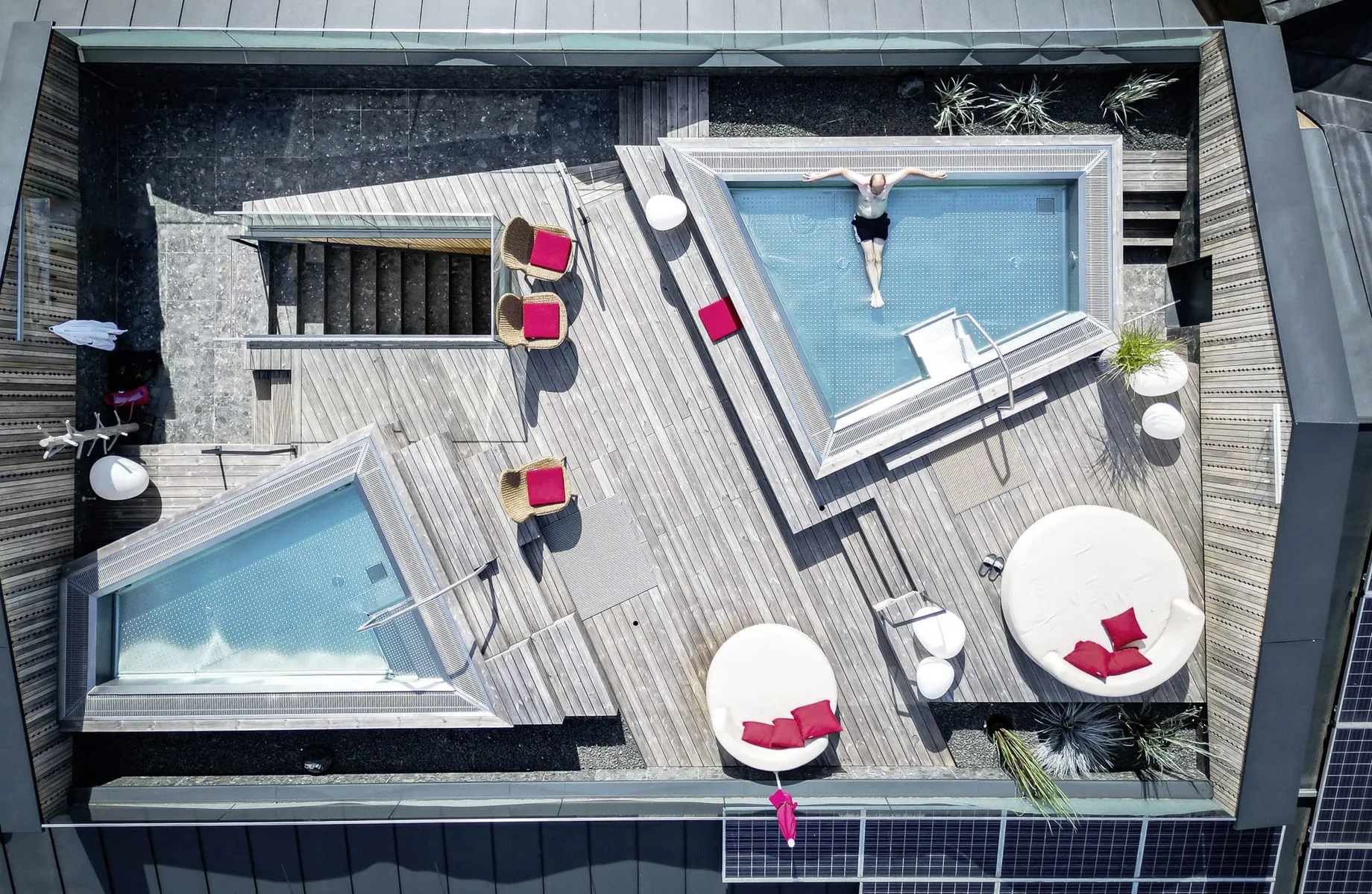 Vogelperspektive auf den Rooftop-Spa des Hotel Franks mit zwei Onsenpools