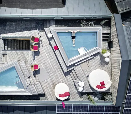 Vogelperspektive auf den Rooftop-Spa des Hotel Franks mit zwei Onsenpools