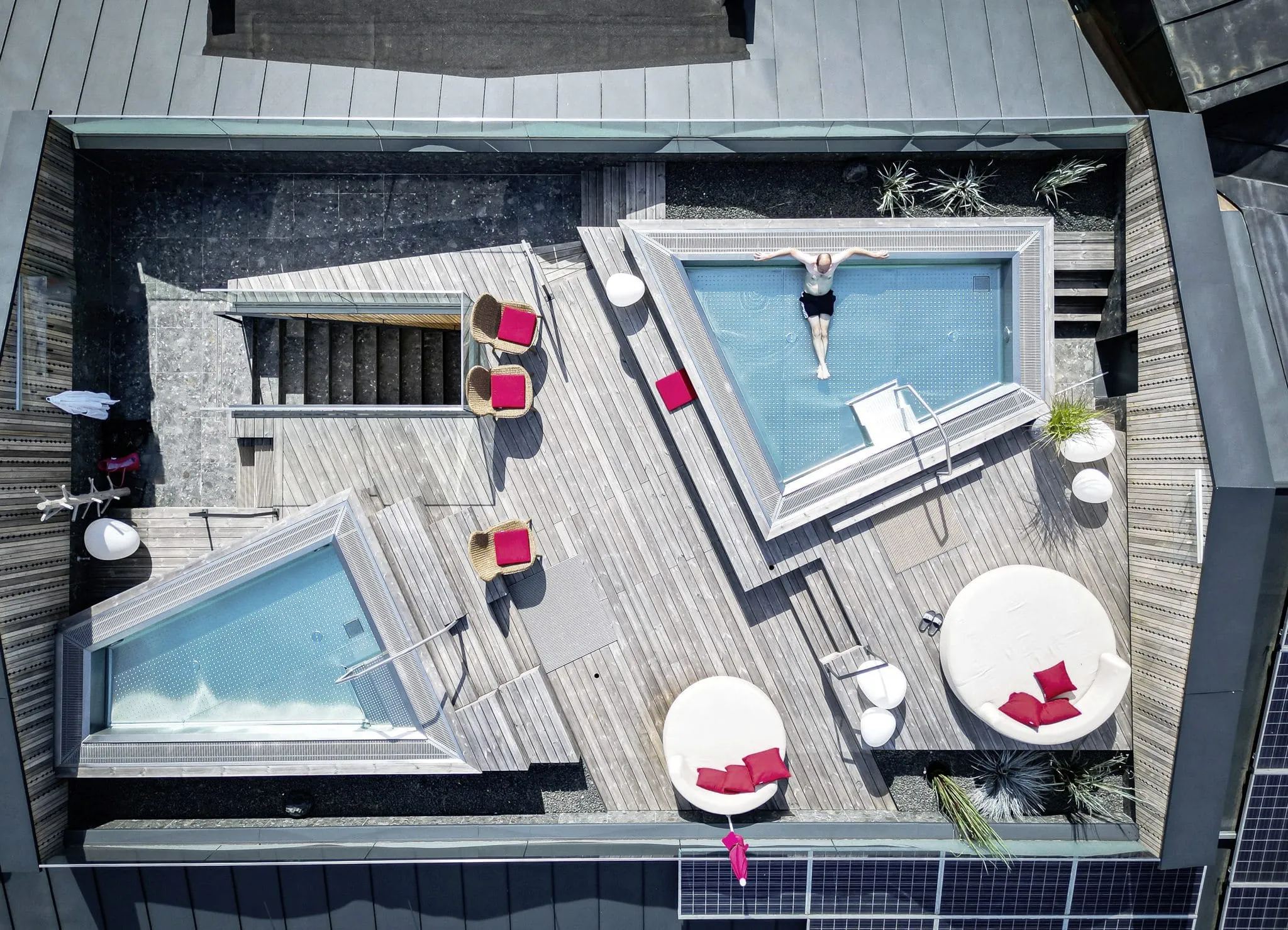 Vogelperspektive auf den Rooftop-Spa des Hotel Franks mit zwei Onsenpools