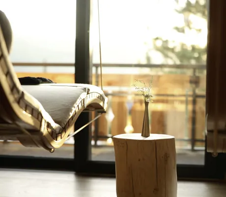 Schwebeliege vor großem Panoramafenster im Hotel Franks